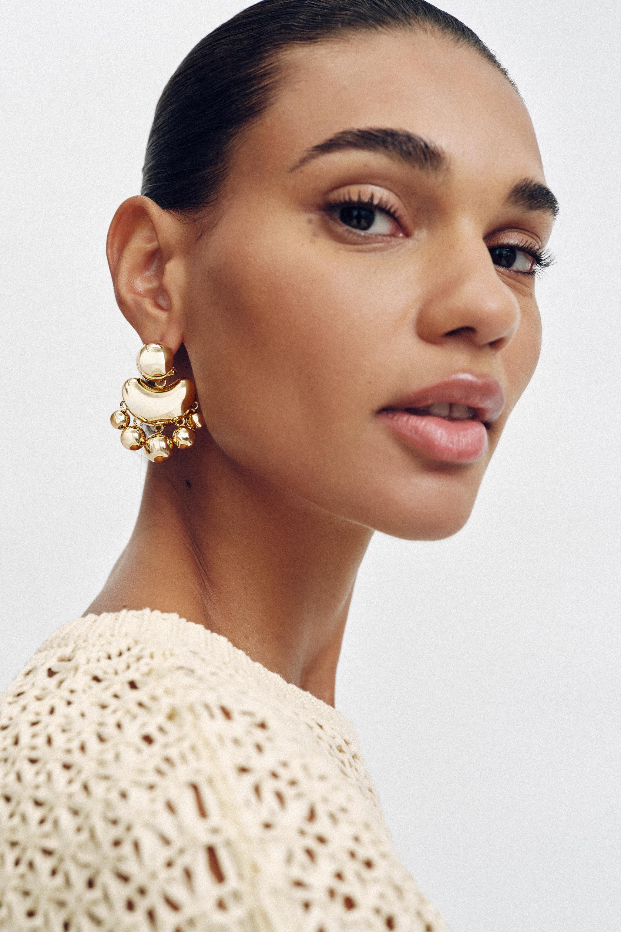 Женские аксессуары Zara METAL EARRINGS WITH EMBOSSED PIECES