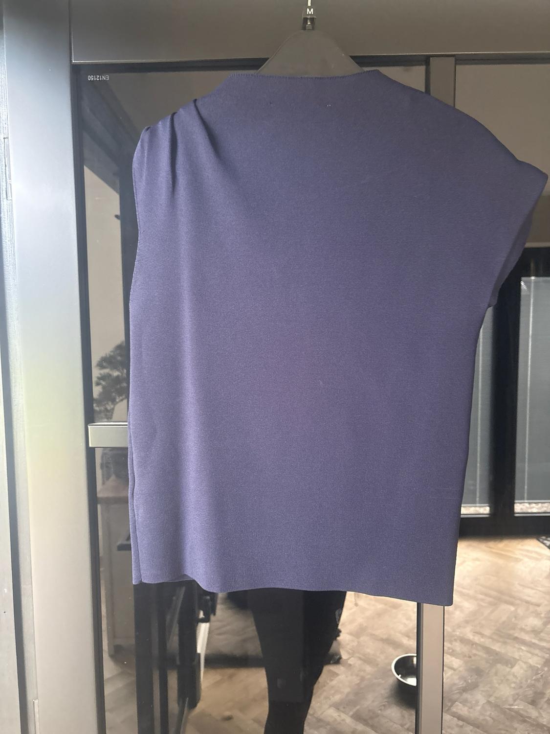 PLAIN KNIT TOP WITH GOLD APPLIQUÉ - Image 4