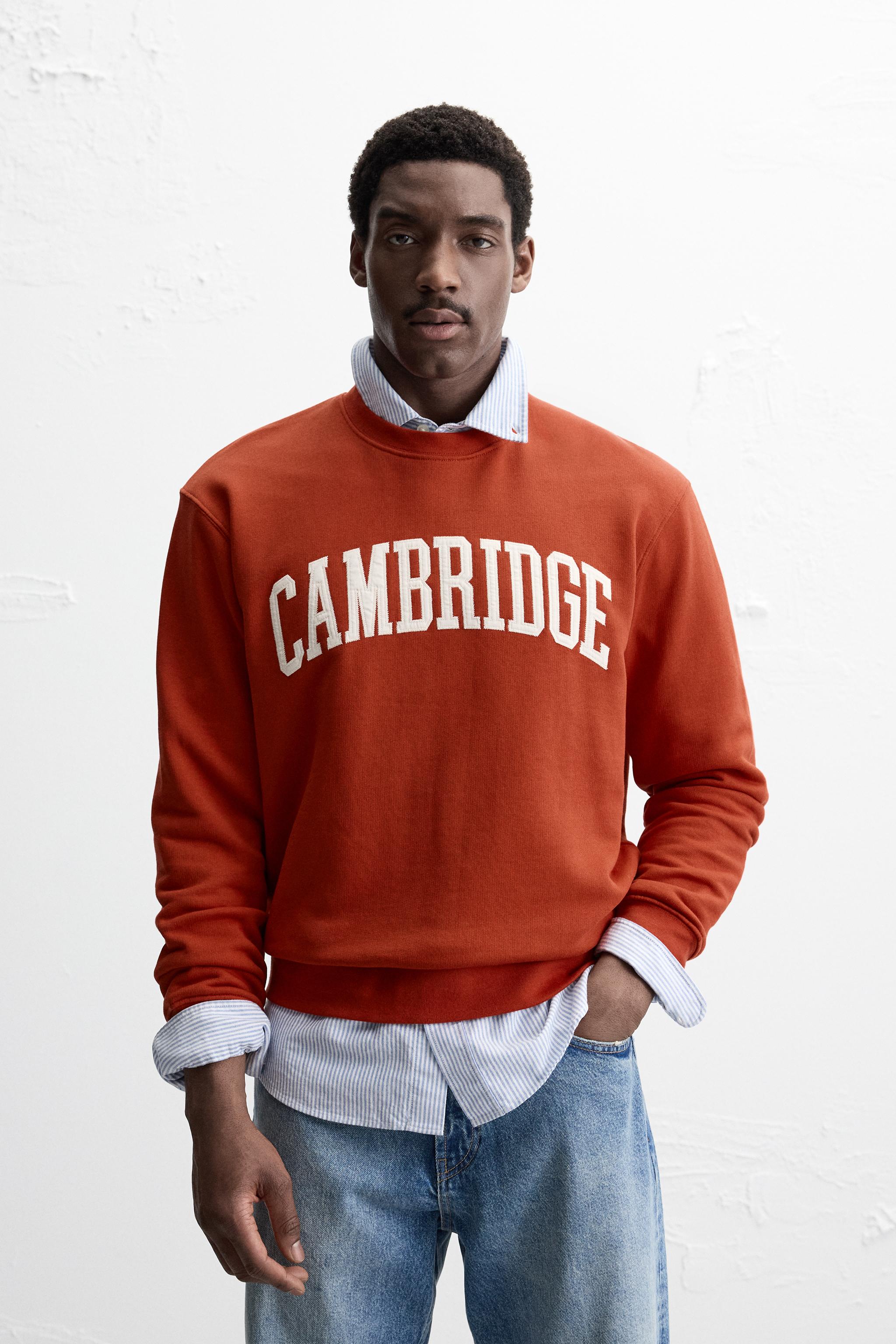 スペイン発送 ZARA ケンブリッジ パッチスウェットシャツ 最新作 ケンブリッジ大学©パッチ スウェットシャツ - クレイ | ZARA