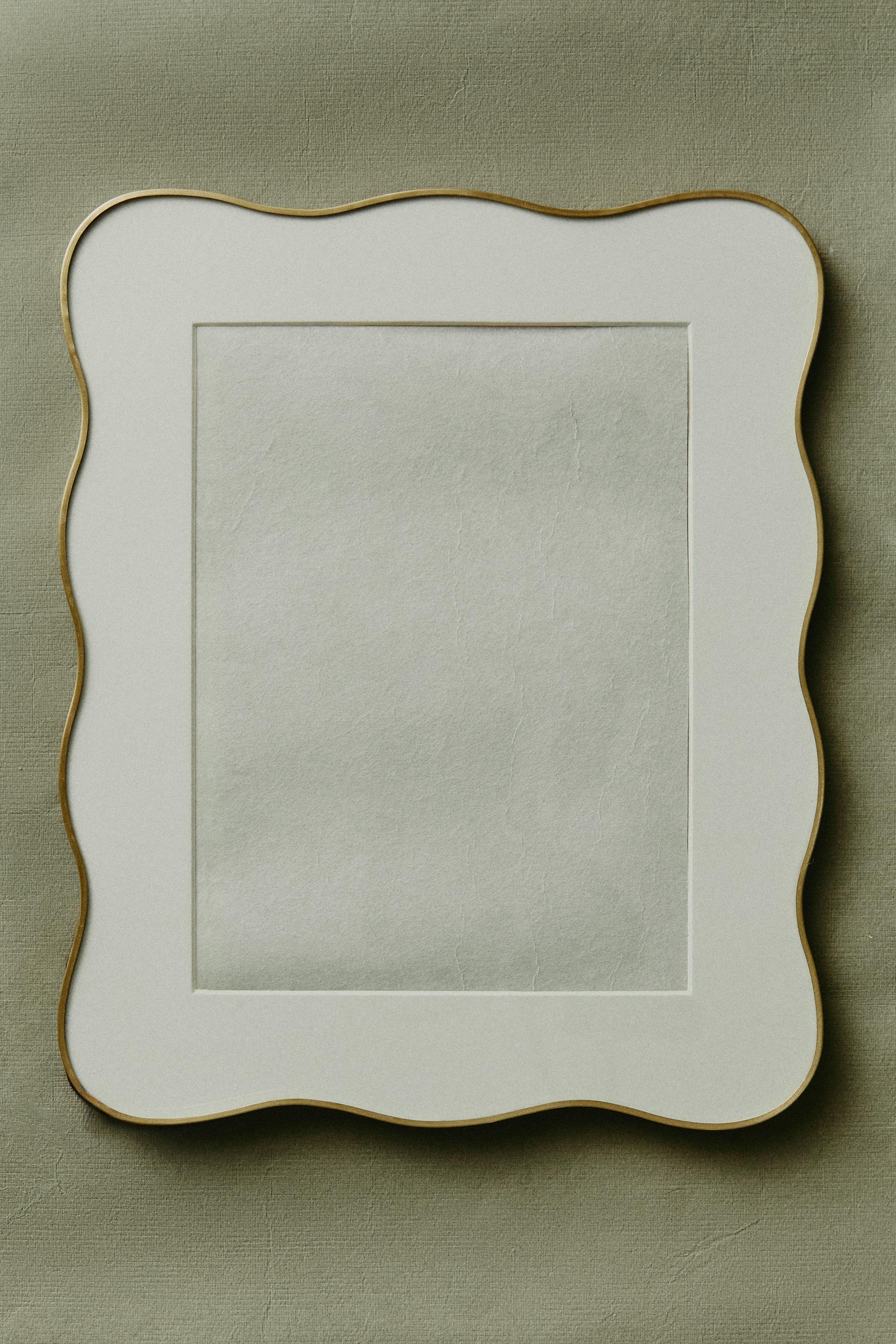 SCALLOPED METAL PICTURE FRAME