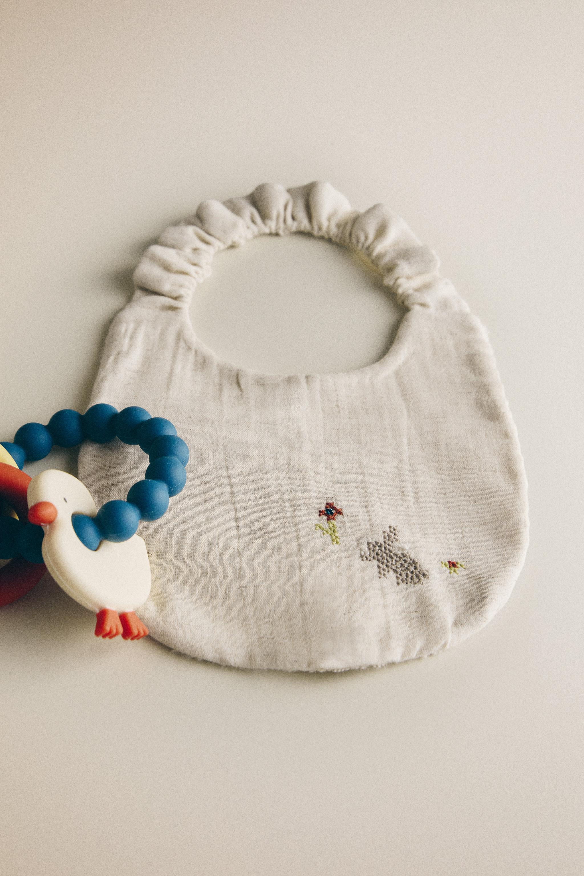 EMBROIDERED MUSLIN BABY BIB — Light beige