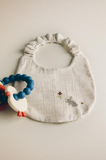 EMBROIDERED MUSLIN BABY BIB - Light beige by Zara