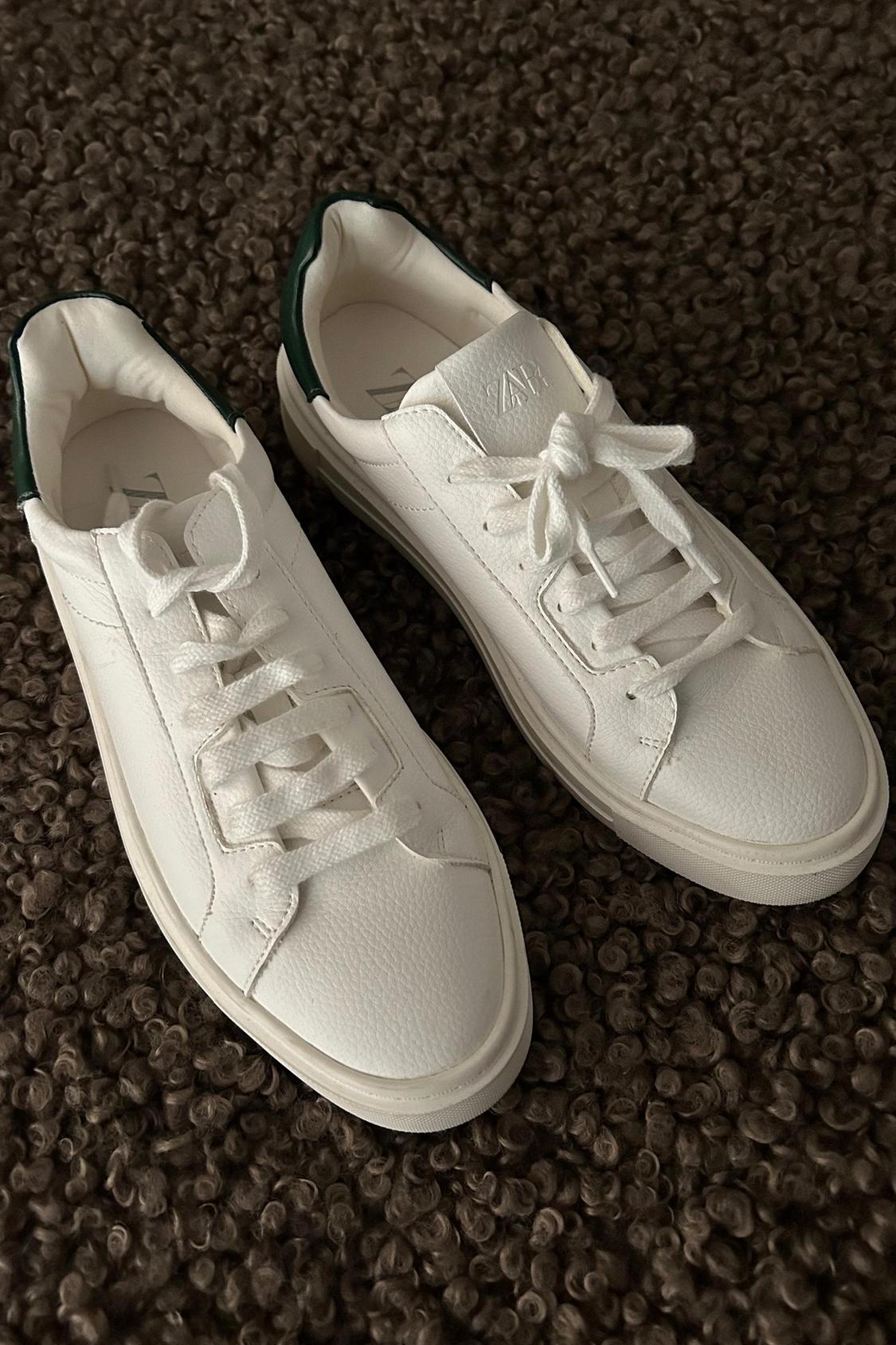 TRAINERS WITH BACK PIECE