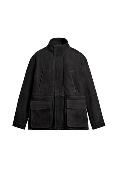 Front view of an anthracite grey parka with a stand-up collar, jetted pockets on the chest and a placket with a flap at the hip.
