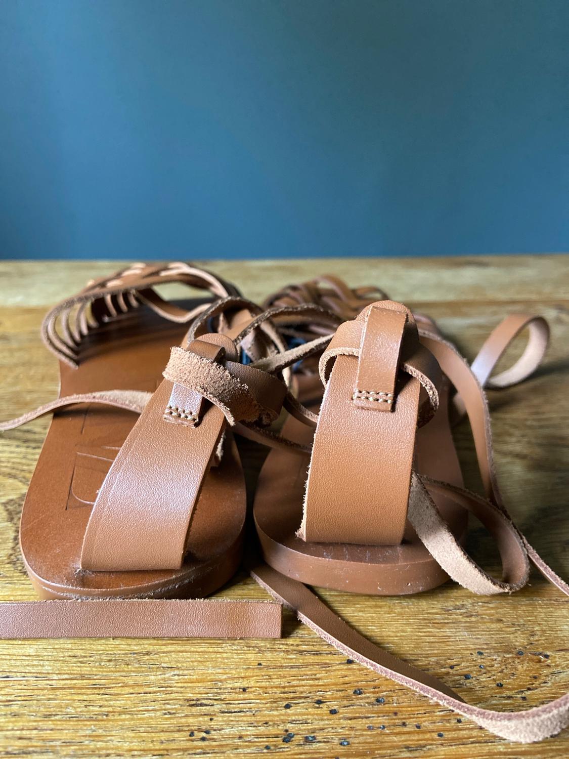 TIED LEATHER FLAT SANDALS - Image 2