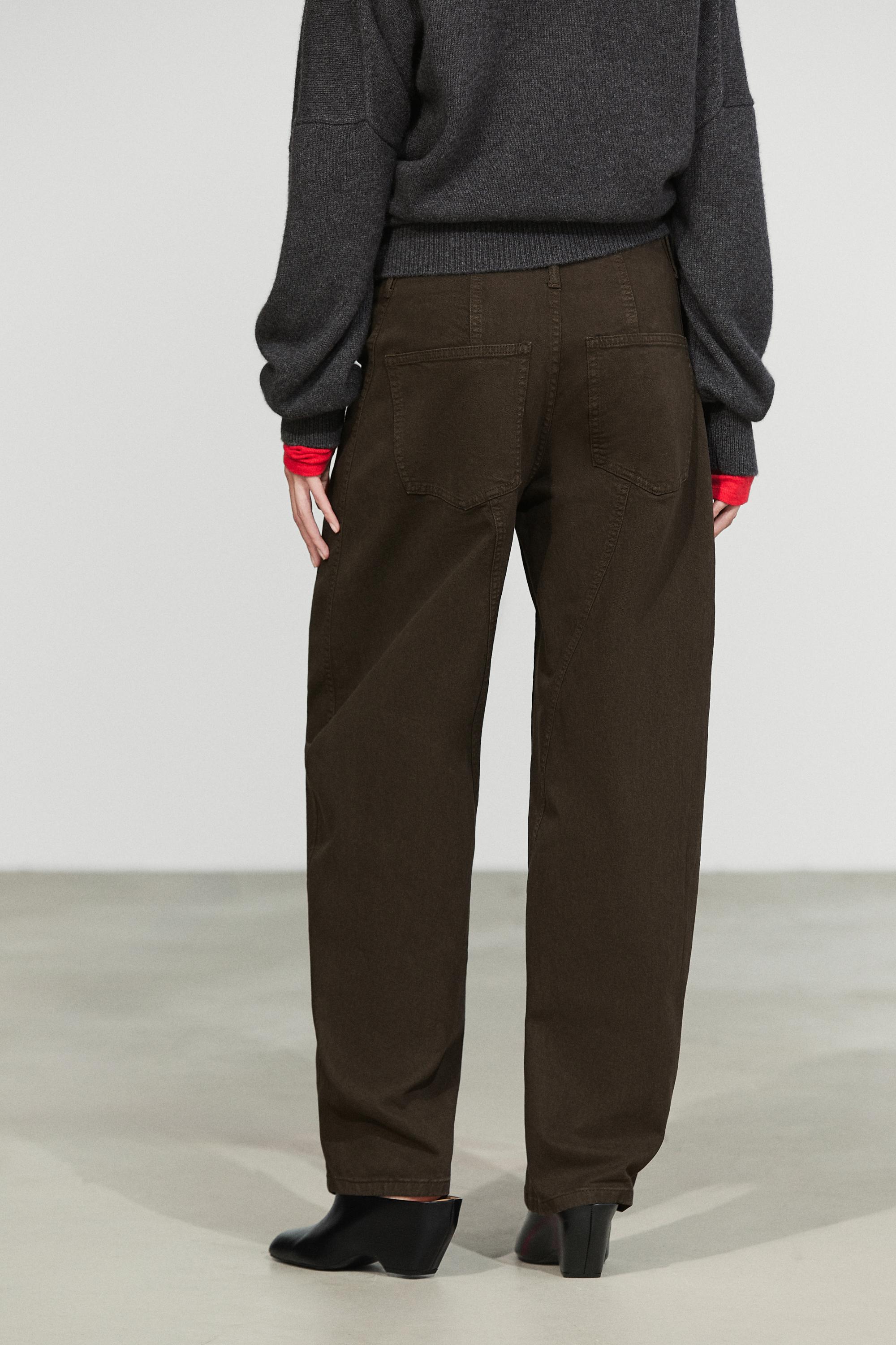 Pants carrot fit seam details