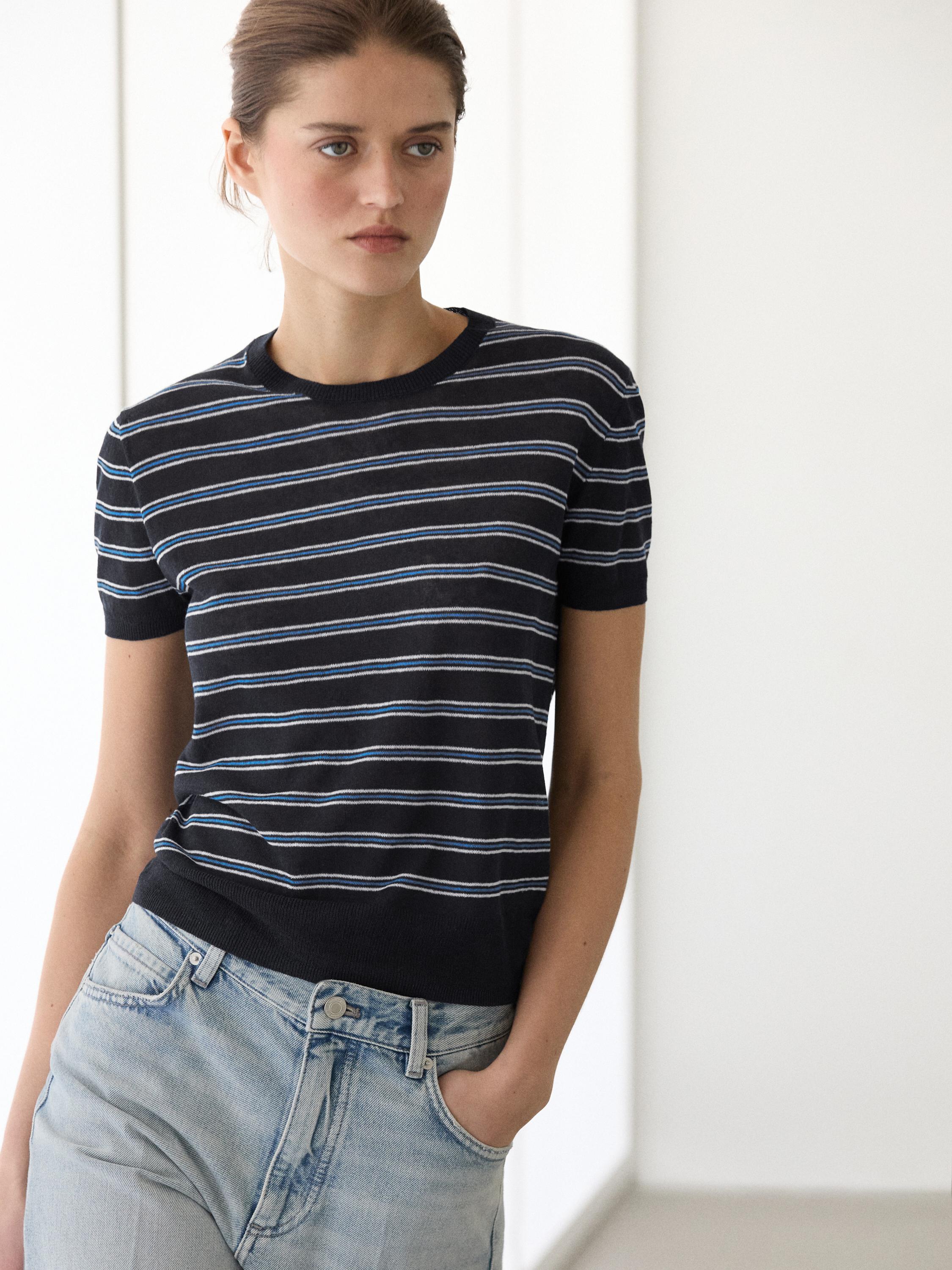 Short sleeve sweater with striped detail — Navy blue