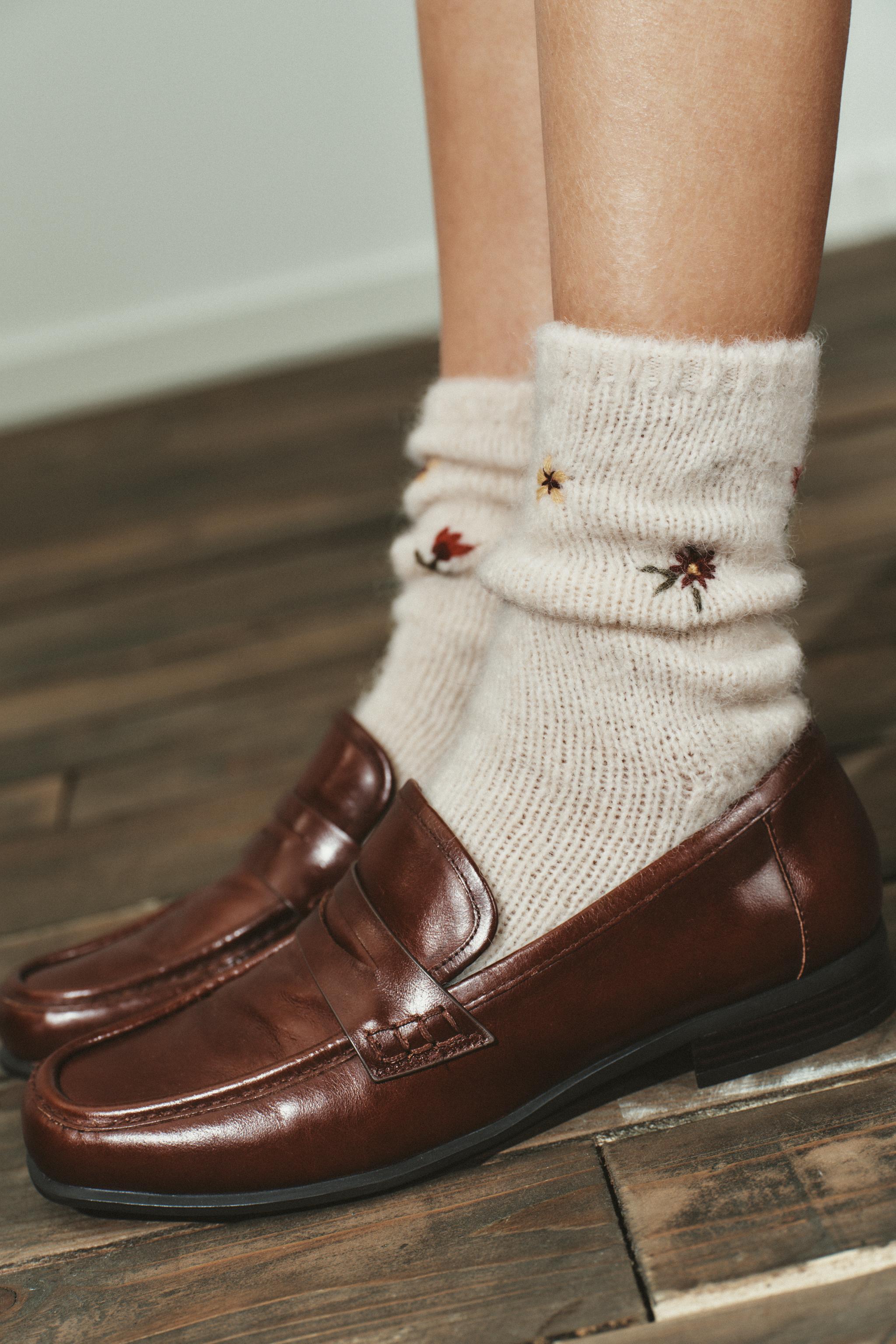 EMBROIDERED FLOWER SOCKS