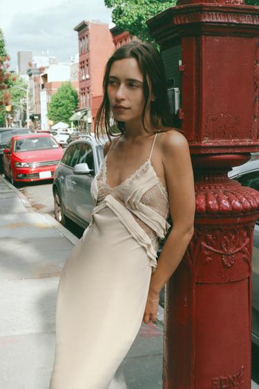 LANGES GEORGETTEKLEID MIT VOLANTS - Cremefarben von Zara