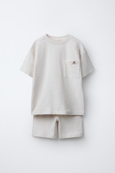 TEXTURIERTE GARNITUR AUS T-SHIRT UND BERMUDA - Cremefarben / Weiß von Zara