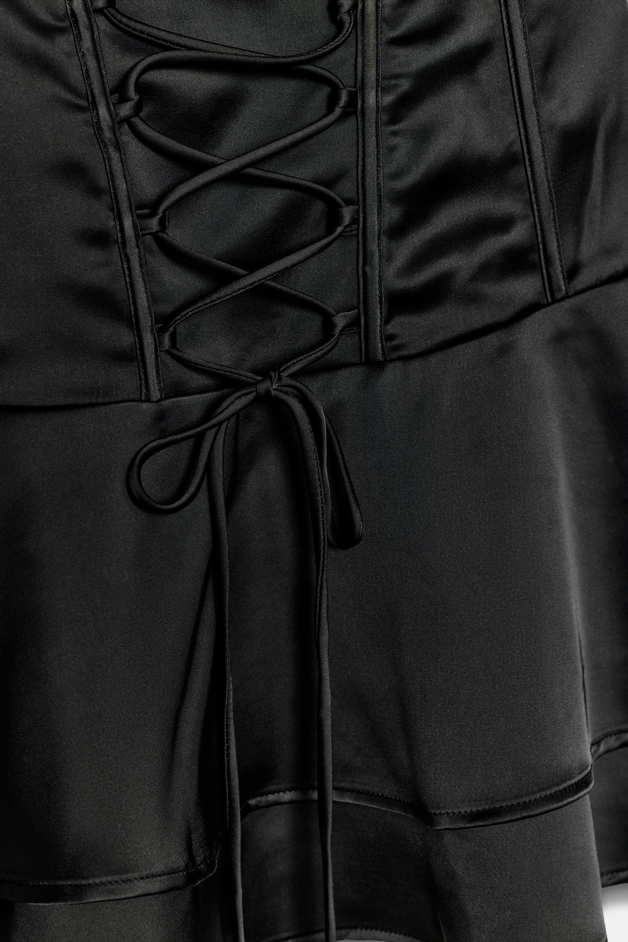 ROBE COURTE À VOLANTS STYLE CORSET