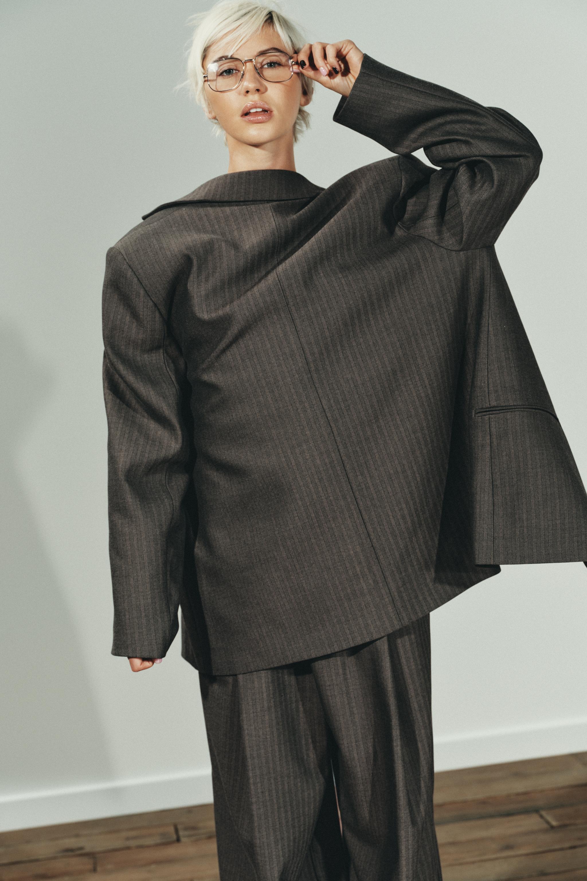 OVERSIZED MULTI-POSITION BUTTON BLAZER