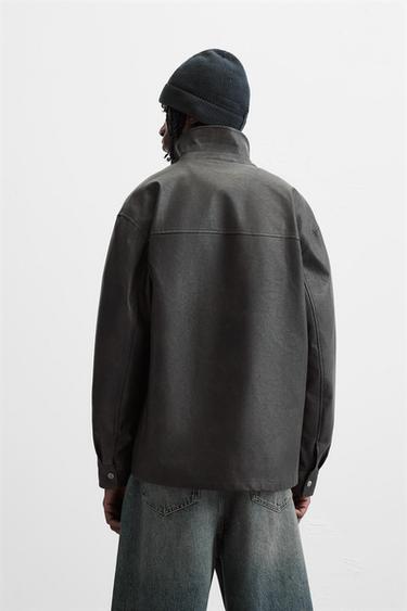 SURCHEMISE EN MATIÈRE SYNTHÉTIQUE DÉLAVÉE - Noir / Marron de Zara - Image 2