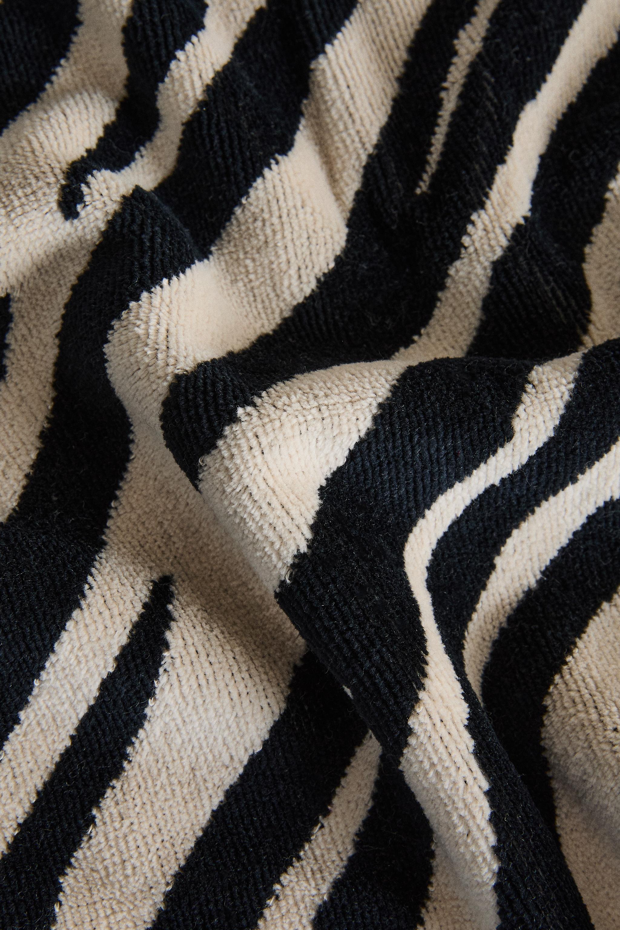 The HomeCentric Taie D'Oreiller Décorative 50x50 Cm - Velours Noir Imprimé Animal Zebra Crossing - Housse De Coussin Faite Main Avec Fermeture Invisible