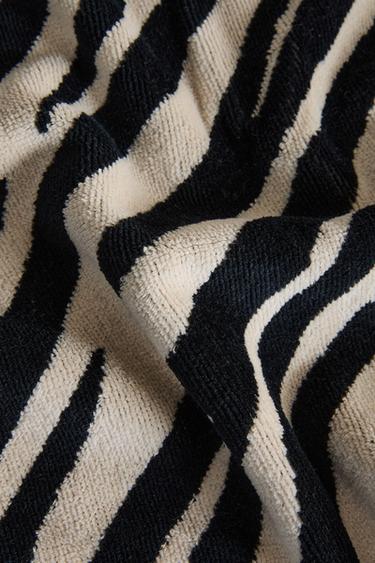 ANIMAL PRINT VELOUR BATH TOWEL - Sand / Black by Zara