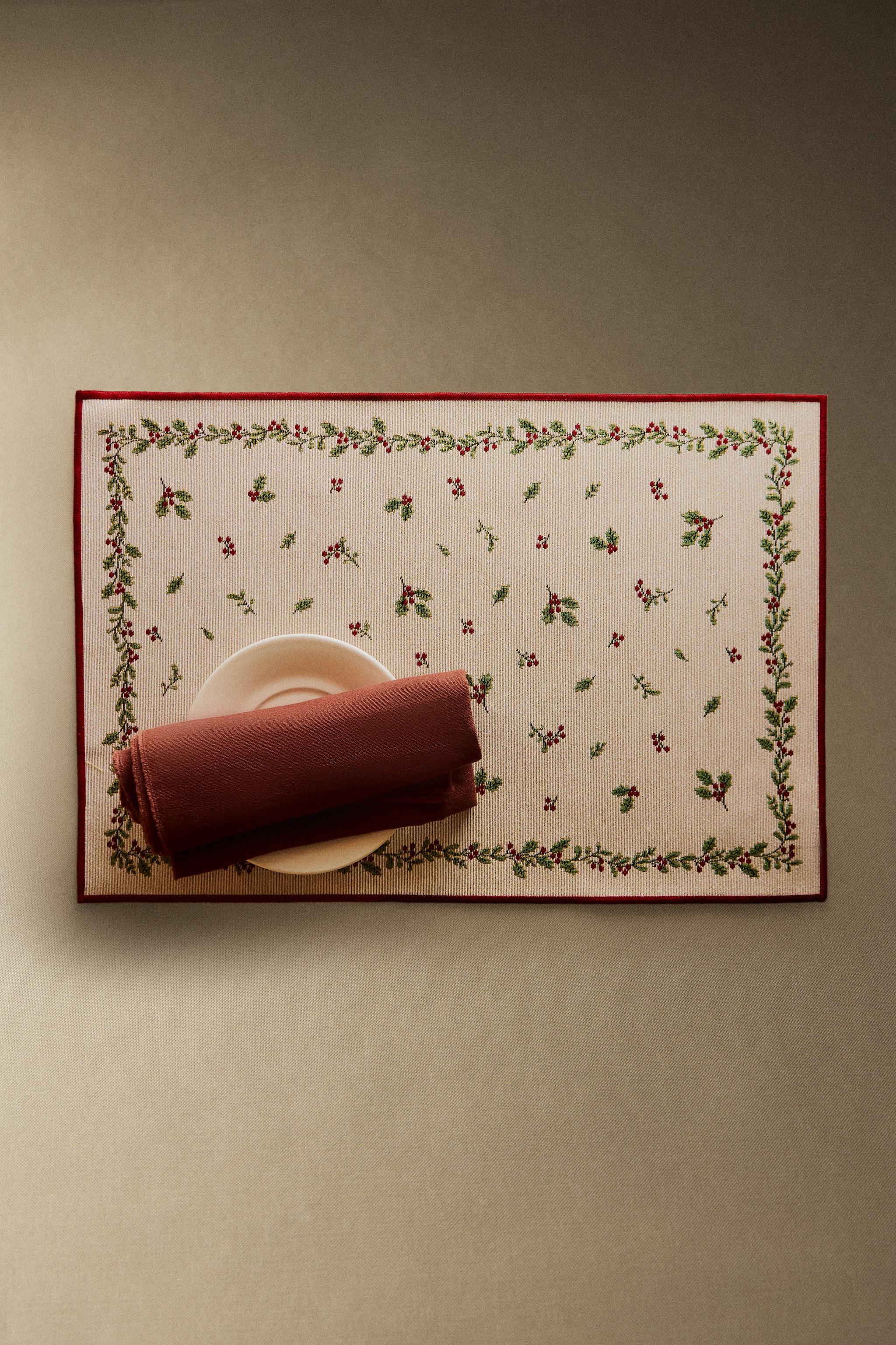 HOLLY JACQUARD CHRISTMAS PLACEMAT