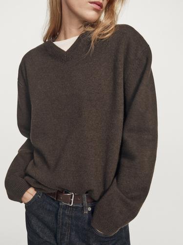 Pull en maille oversize à col en V - Marron foncé de Zara
