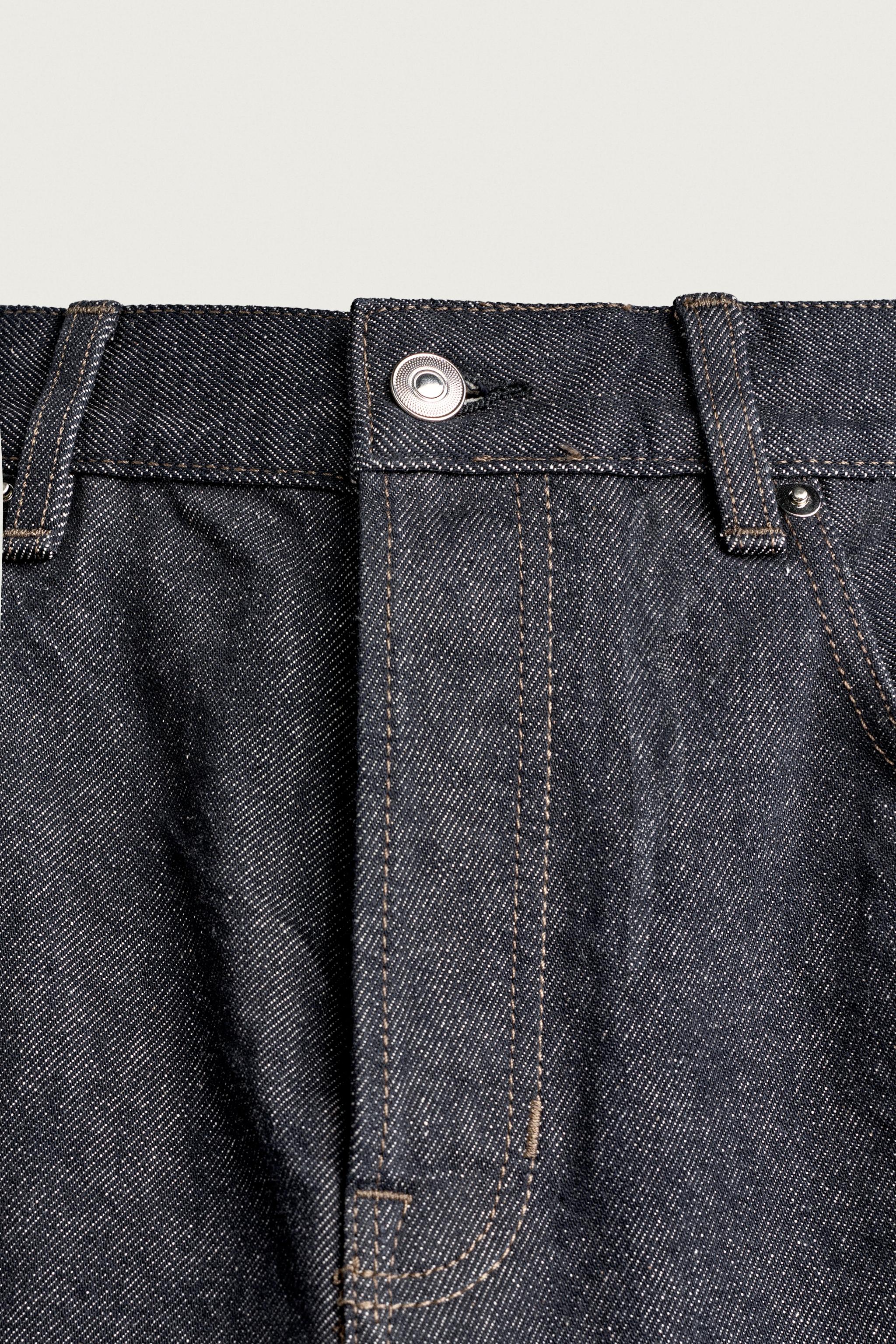 LOW-RISE STRAIGHT-FIT JEANS
