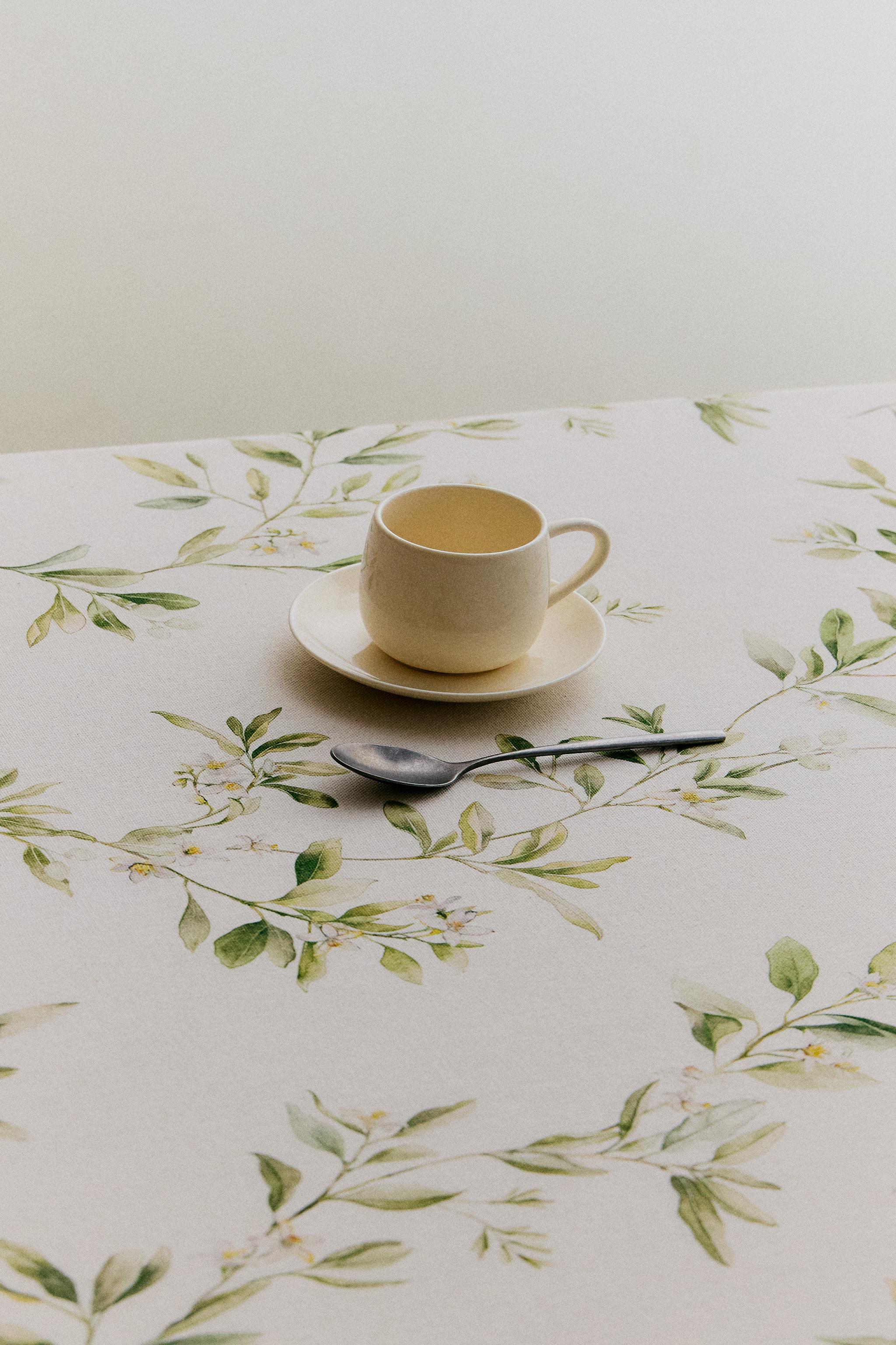 BRANCH AND FLORAL PRINT TABLECLOTH — Greens