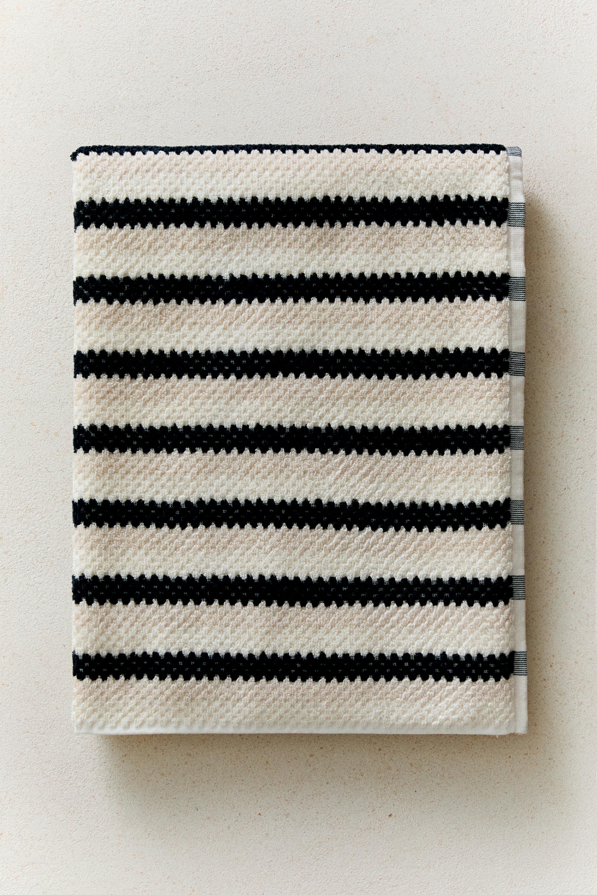 GEOMETRIC JACQUARD BATH TOWEL — Black
