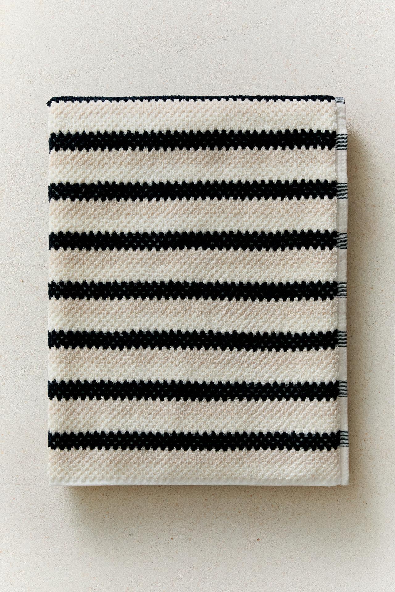 GEOMETRIC JACQUARD BATH TOWEL — Black