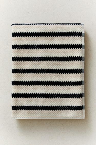 GEOMETRIC JACQUARD BATH TOWEL - Black by Zara