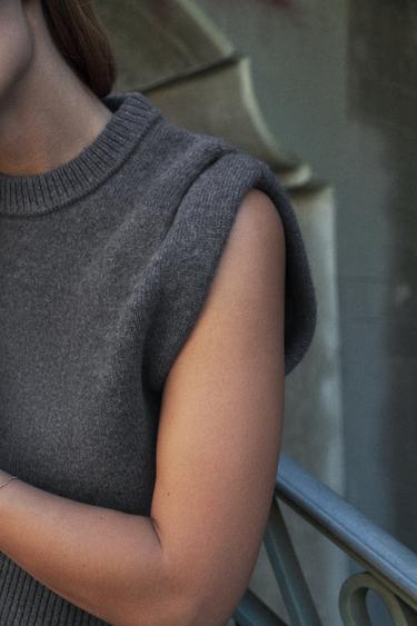 GILET AVEC LAINE ET PLIS AUX ÉPAULES - Gris moyen de Zara - Image 1