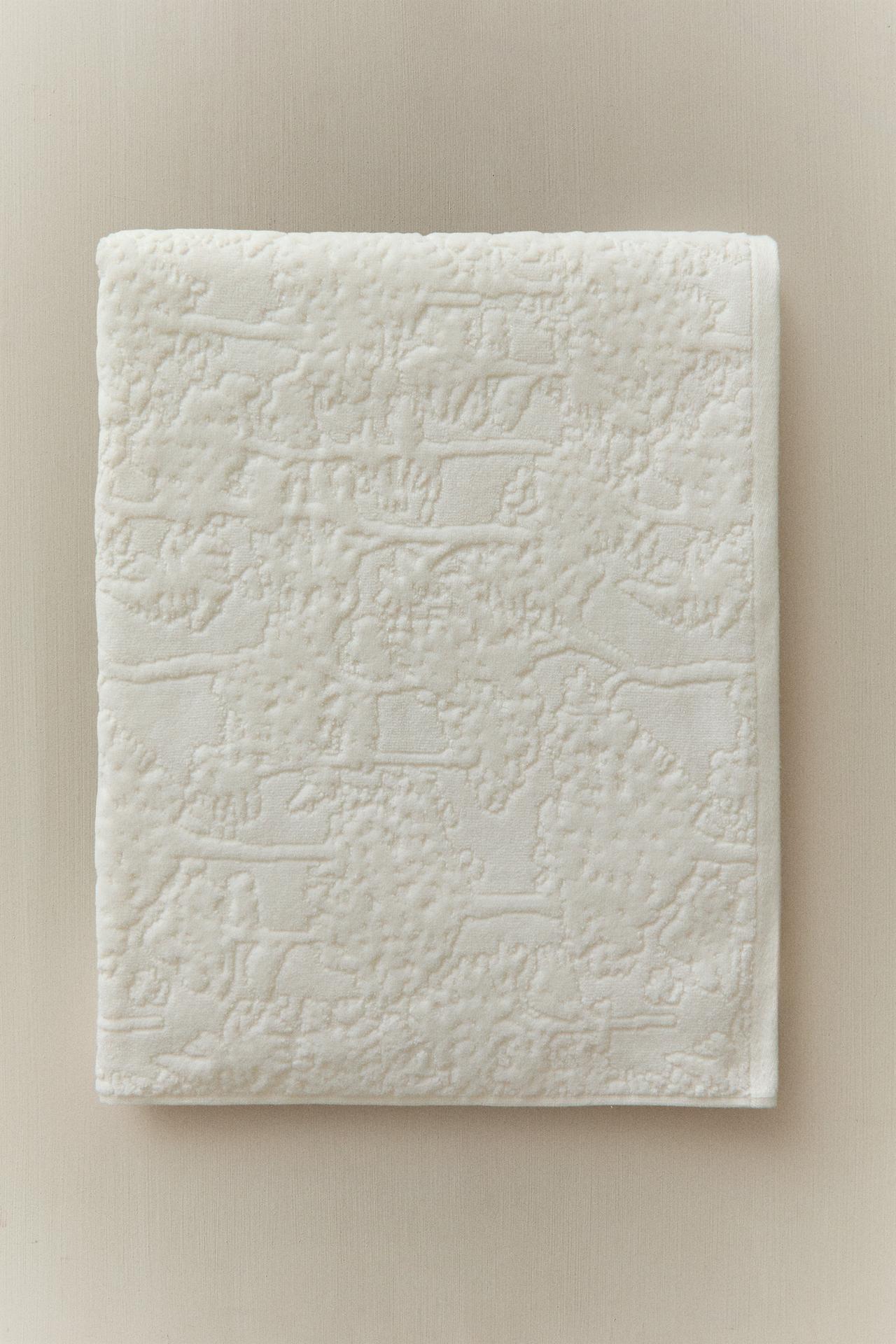 FLORAL JACQUARD BATH TOWEL — Oyster-white