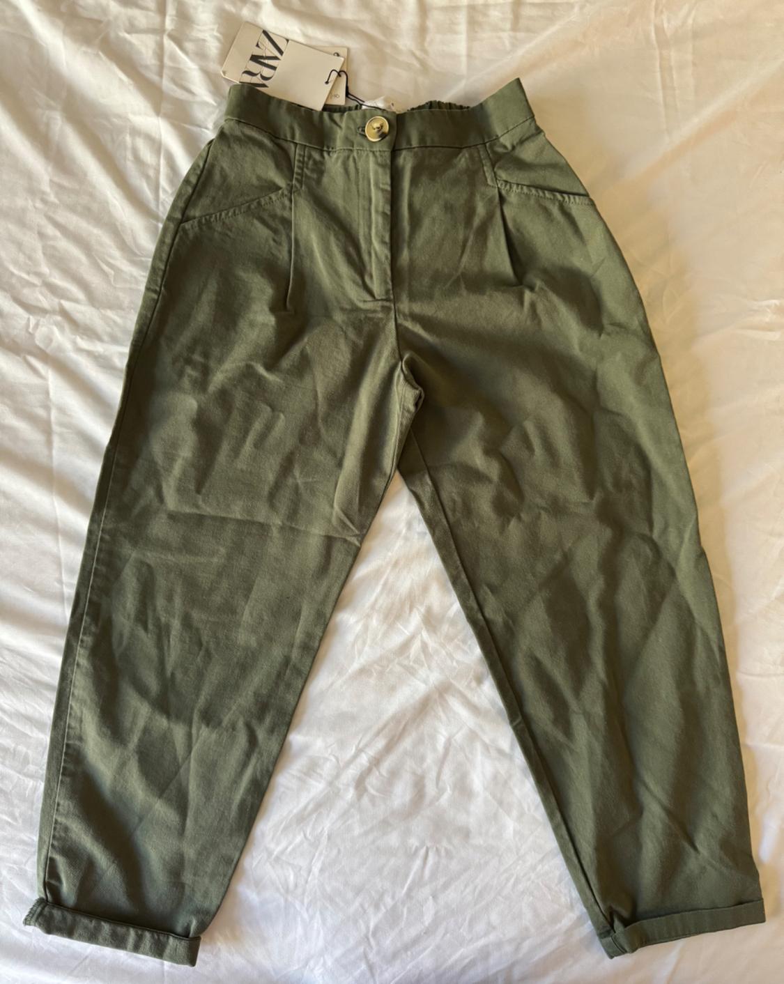 PLEATED PANTS WITH CONTRASTING BUTTON