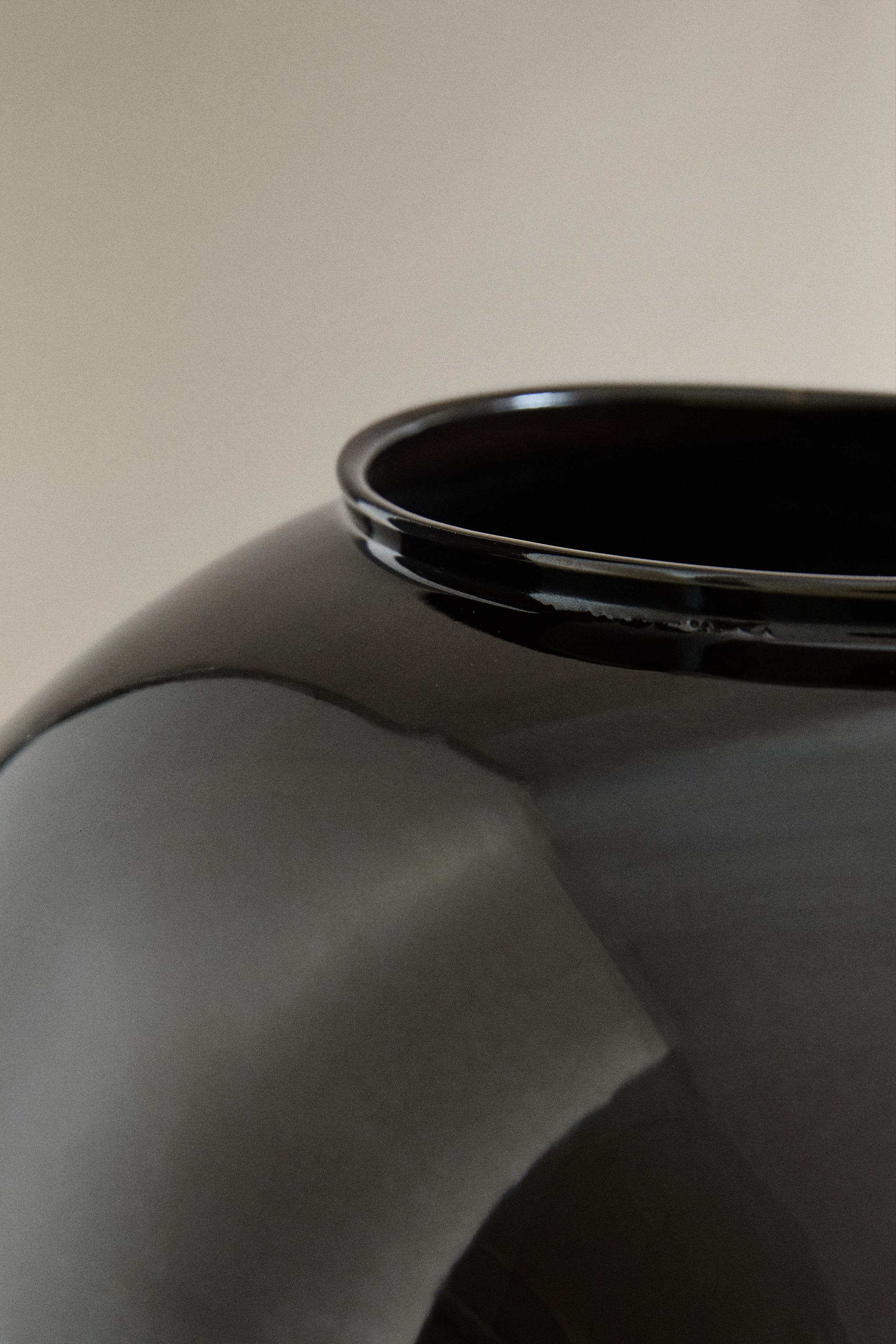 GLOSS SPHERE VASE — Brown