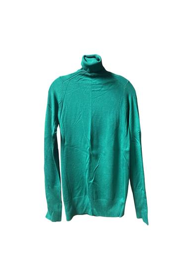 TURTLENECK WITH GOLD BUTTONS ON SLEEVES