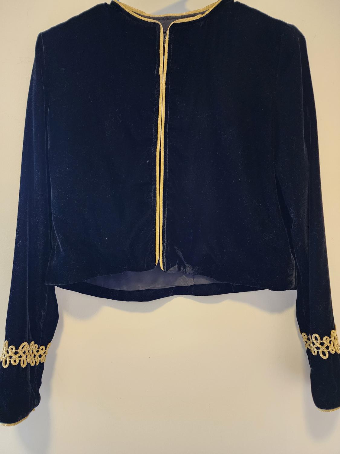 BLACK CROPPED VELVET JACKET WITH GOLD DETAILS - Image 2
