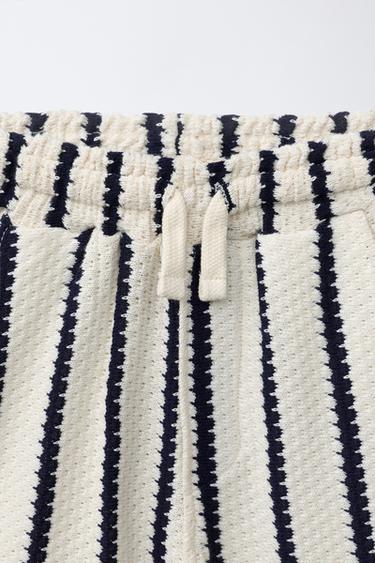 SHORT EN MAILLE TEXTURÉE À RAYURES - Écru de Zara - Image 2