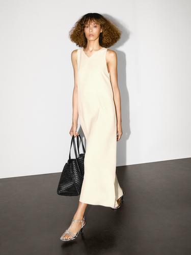 Vestido largo fluido escote pico - Amarillo claro de Zara