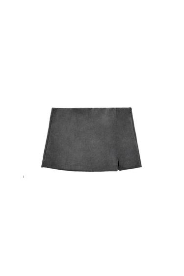 Grey mini skirt with a straight cut and side slit, on a white background.