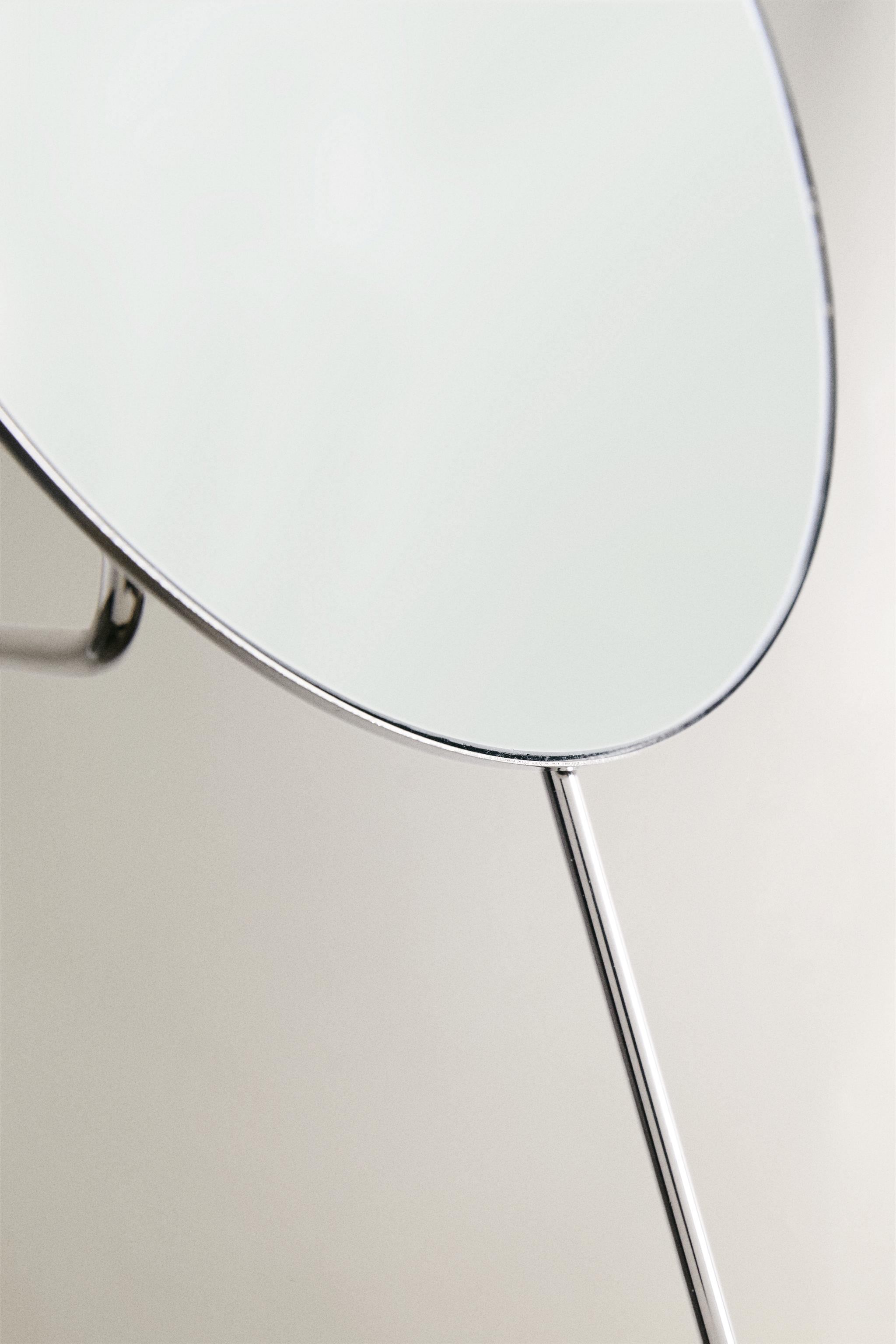 ROUND WALL-MOUNTED BATHROOM MAGNIFYING MIRROR — Silver