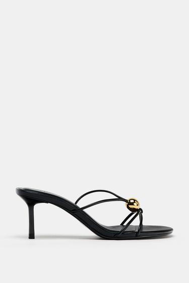 SANDALIA DETALLE METÁLICO - Negro de Zara