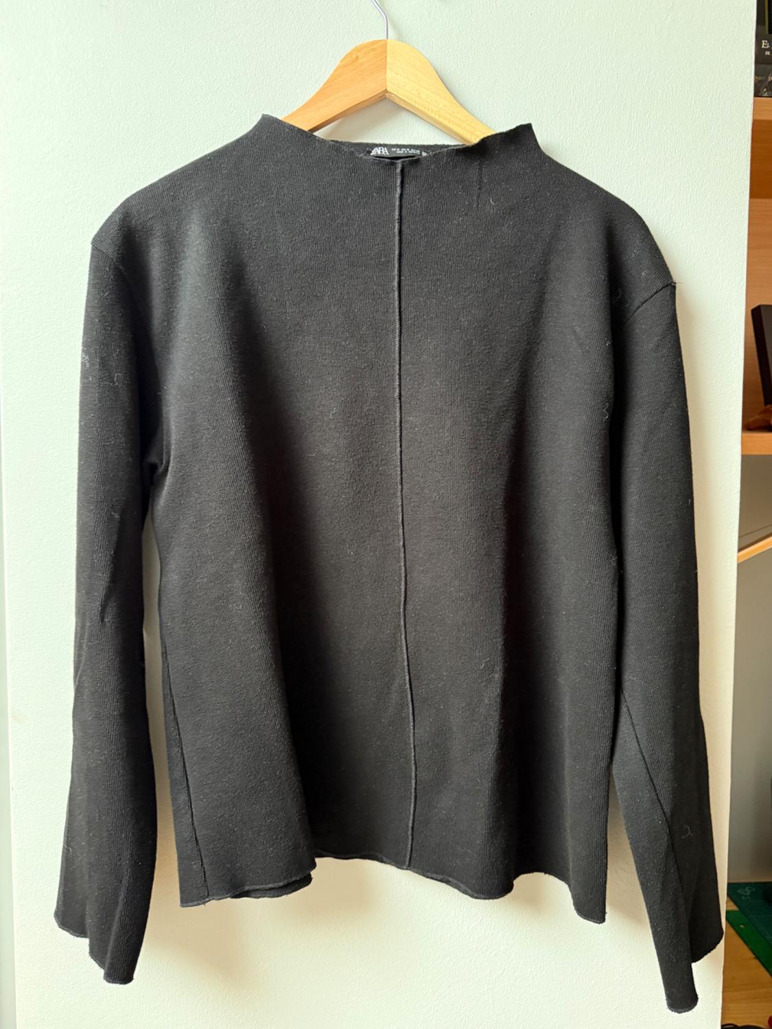 SOFT SWEATER WITH FRONT SEAM