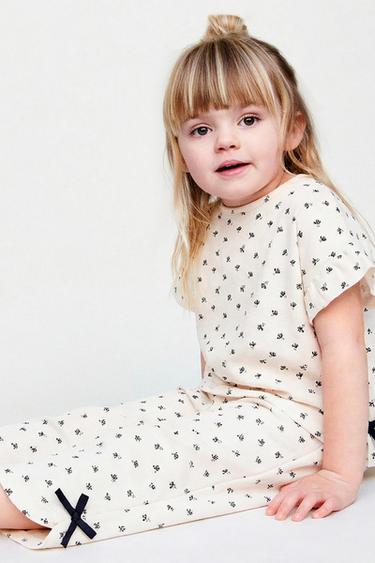 طقم تيشرت وبنطلون بطبعة زهور وربطات - خَام الخاص بـ Zara