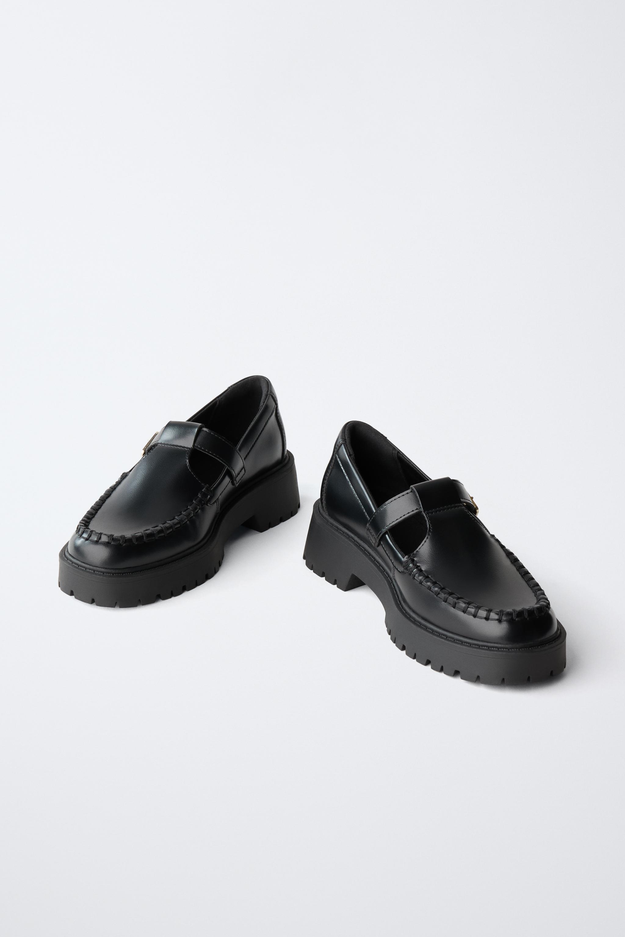 CHAUSSURES À BRIDE EN T
