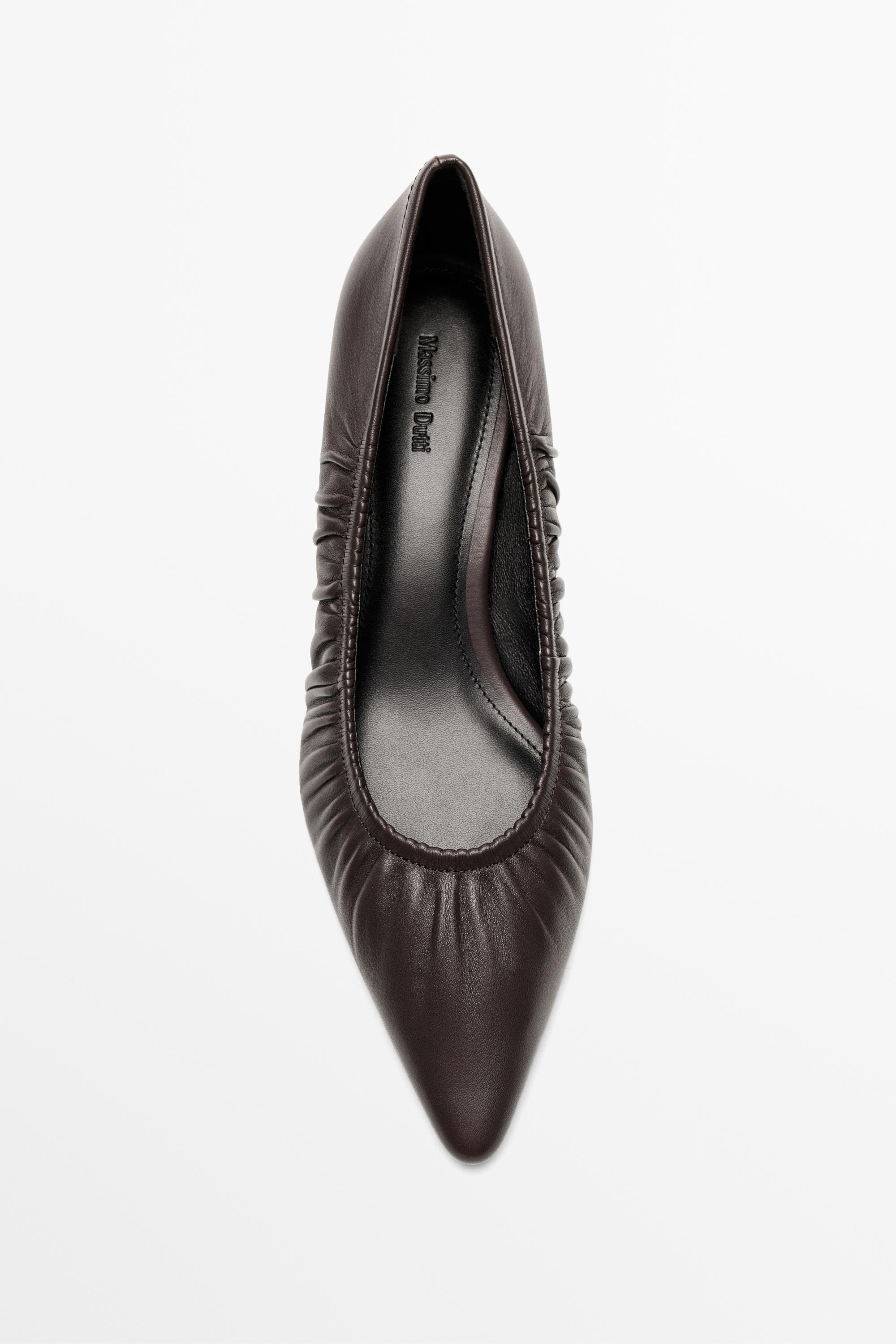 Gathered leather heel shoe