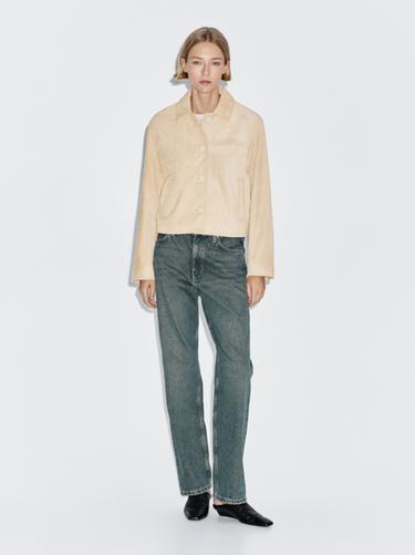 Chaqueta corta piel ante - crudo/kaki de Zara