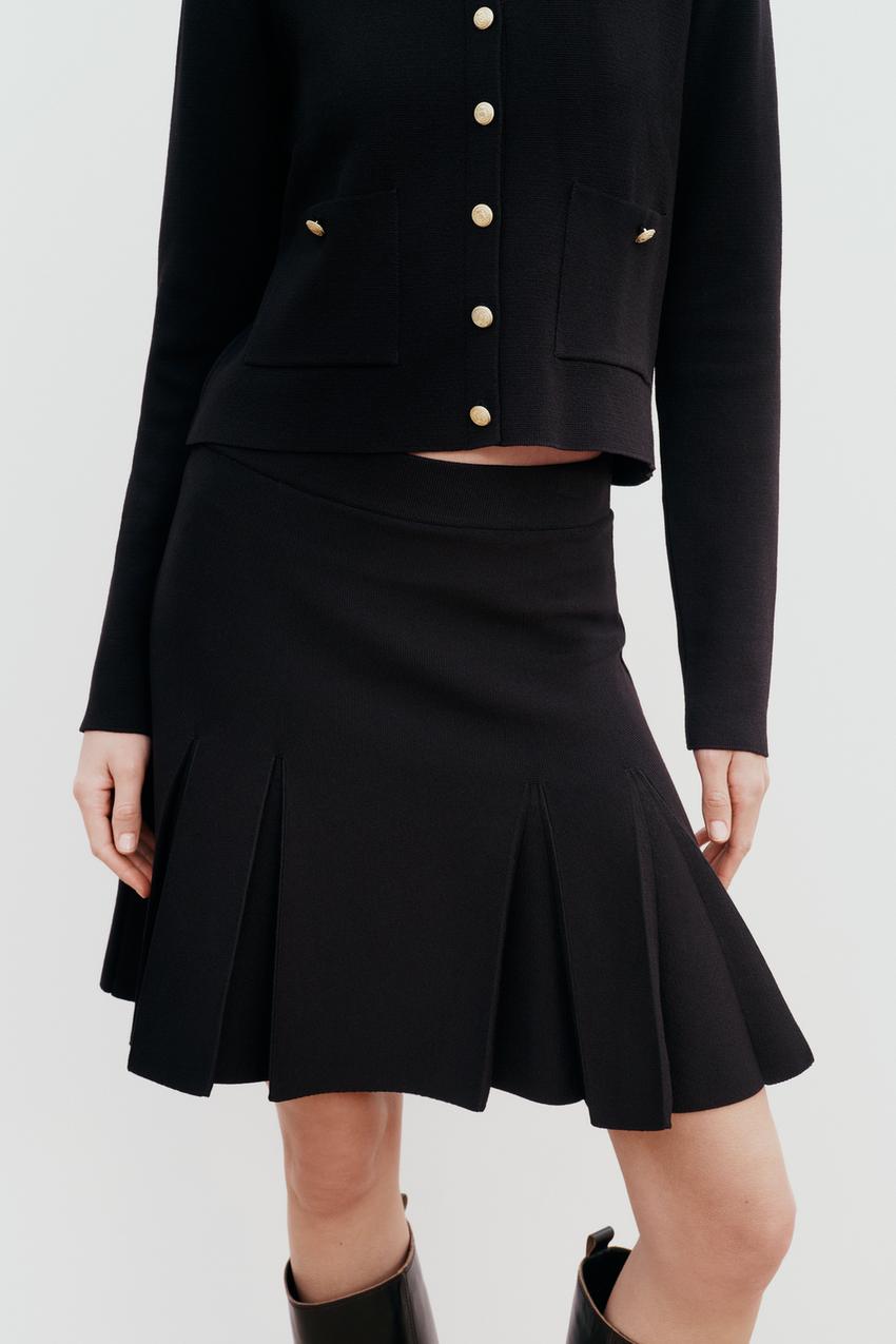 El jersey negro de Zara barato, básico y atemporal que las mujeres de 50  llevarán con falda plisada en looks elegantes
