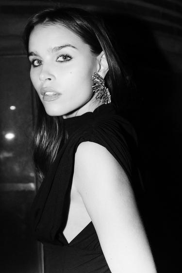 FUSTAN I SHKURTËR ME VATA - E zezë nga Zara