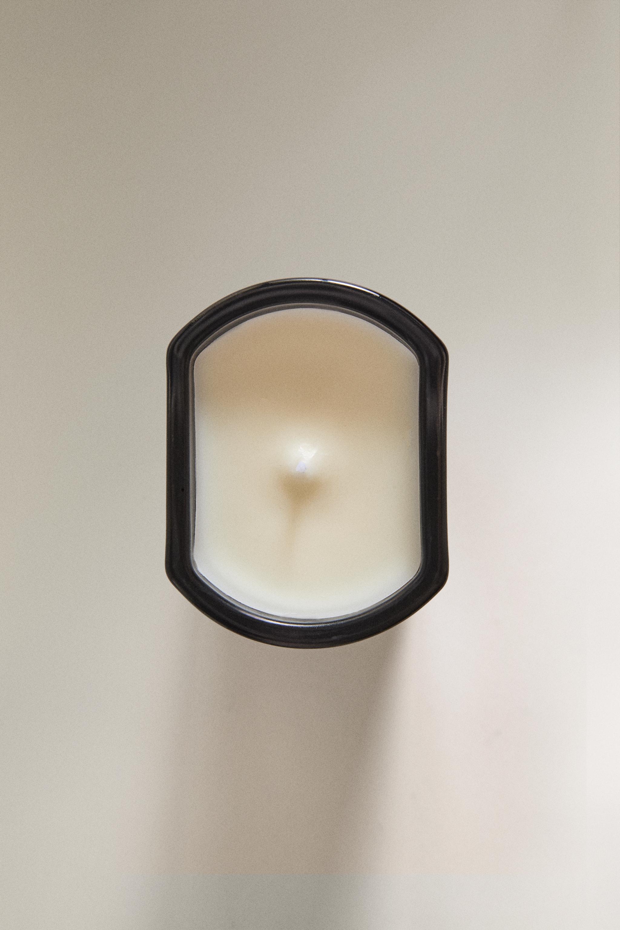 (220 G) SPICY SANDALWOOD SCENTED CANDLE