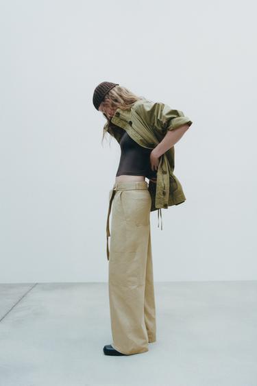 بنطلون CARGO بحجم - كاكي فاتح الخاص بـ Zara