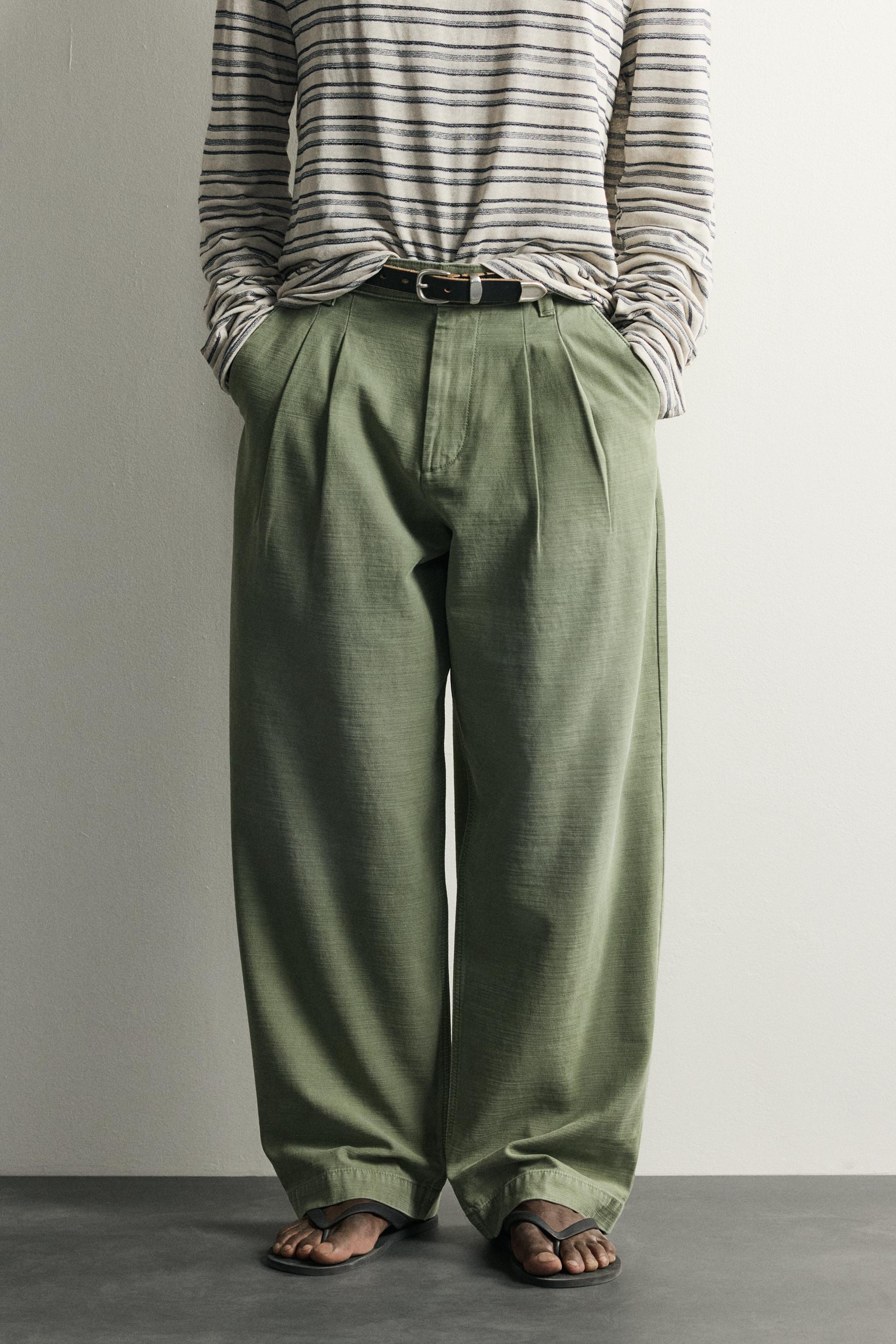 BAGGY FIT PLEATED CHINO PANTS — Mid-green