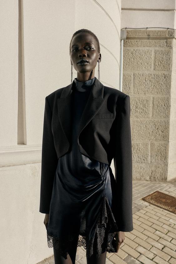 SHORT BLAZER WITH SHOULDER PADS AND PLEATS