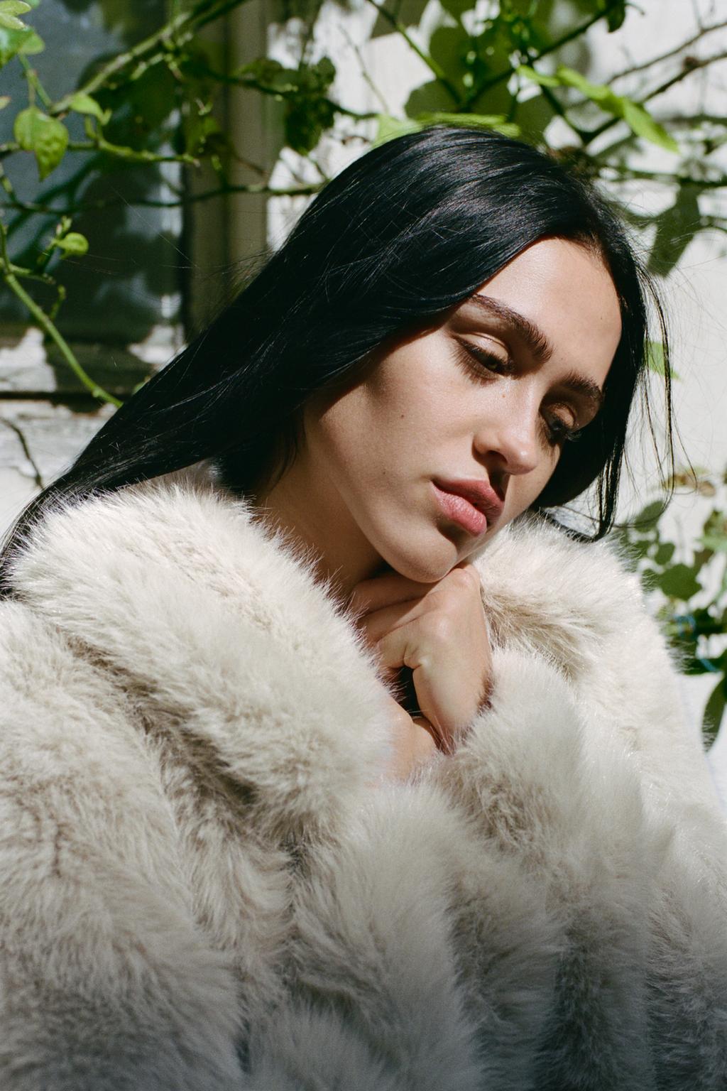 ABRIGO CORTO EFECTO PELO CREMALLERA