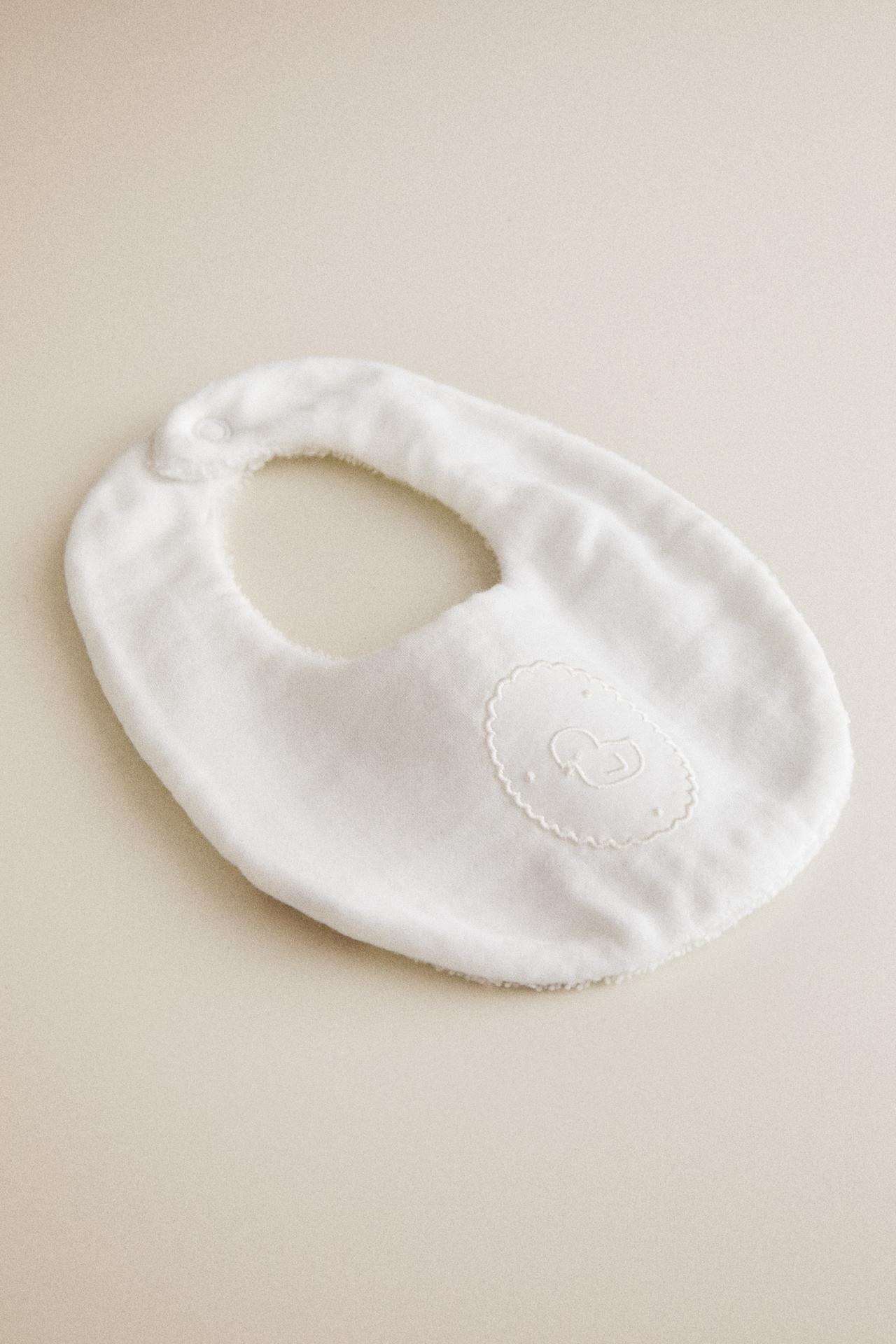 BABY BIB WITH EMBROIDERED CHICK — Oyster-white